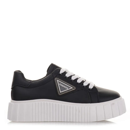 Γυναικεία sneakers σε μαύρο χρώμα με λευκή σόλα