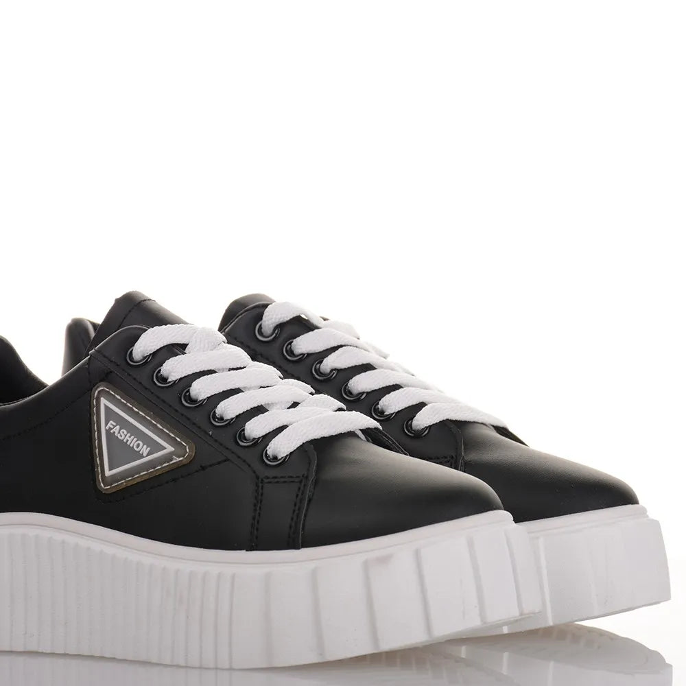 Γυναικεία sneakers σε μαύρο χρώμα με λευκή σόλα
