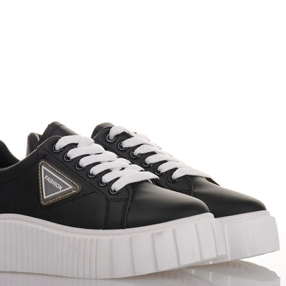 Γυναικεία sneakers σε μαύρο χρώμα με λευκή σόλα