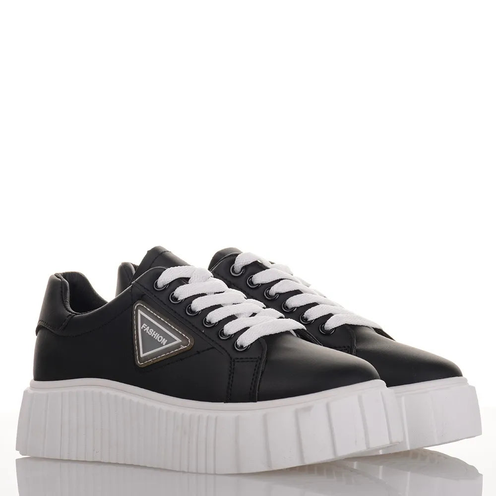 Γυναικεία sneakers σε μαύρο χρώμα με λευκή σόλα