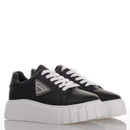 Γυναικεία sneakers σε μαύρο χρώμα με λευκή σόλα