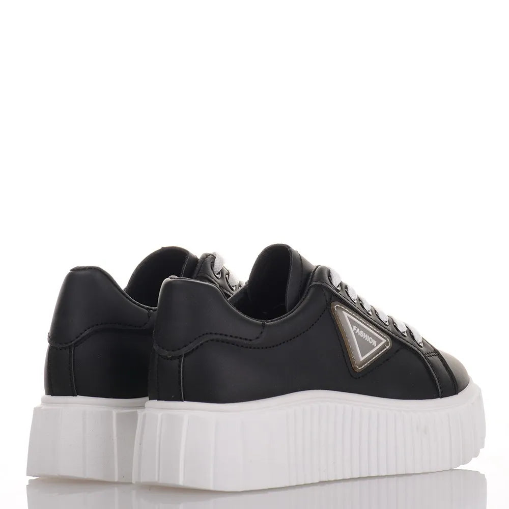 Γυναικεία sneakers σε μαύρο χρώμα με λευκή σόλα
